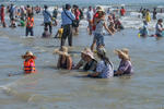 Купание вьетнамцев ! В выходные дни вьетнамцы с семьями приезжают отдыхать на берег Восточного моря