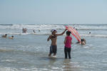 Зонтики от солнца : также частый атрибут на пляже !