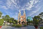 Собор  Нотр - Дам. Собор построен в 1880 году.Две изящные башни из красного кирпича вьетнамцы называют ушами спрятавшегося американского зайца.