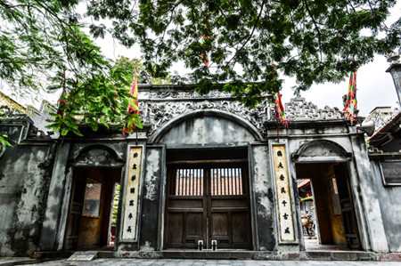 Посещение храма Нге, где поклоняются женщине-генералу Ле Тян